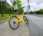 共享单车频现违法灰产小广告 哈啰回应：屡禁不止、一天清理1.3万张！