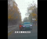 老人骑车碰瓷未果又撞向后车 张口就索赔2000元：结果竟灰溜溜走掉 !