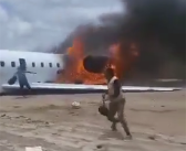 刚果金一架飞机降落时坠毁起火：机上乘客拍下全过程 ！
