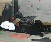 三岁宝宝在家自己冲奶粉喝 妈妈看到监控后感到很酸楚！