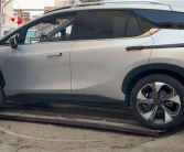 SUV驶入窄胡同倒不出来 原地掉头“神器”助其一把脱困！