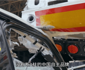 小米SU7碰撞测试车身超硬：卡车钻底中第一个没断A柱的国产车！