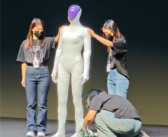 小鹏团队曾拒绝女性机器人当场脱衣割肉：不被信任哭笑不得 ！