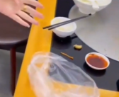 吃饺子蘸醋未收费 店家仍遭骚扰！