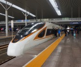 我国占世界高铁总里程70%+：美国人破防 首条高铁烂尾这辈子坐不上了!