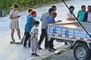 女子误将乙醇当汽油加入油箱 男子为验证点燃乙醇引发爆燃！