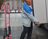 男子独自从货车上卸下双开门大冰箱 看起来毫不费力 网友：这技术不是盖的！