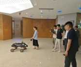 智元研究院智能四足机器人“导盲犬”首秀：成功将盲人带到8楼！