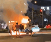 电动汽车当街起火：现场堪比放鞭炮 一家三口紧急逃离！
