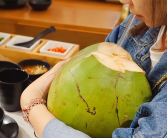 椰子水变黄是否已变质（椰子水变黄是否表示已经变质）