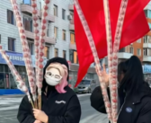东北现“一米八”冰糖葫芦 网友：直接山楂树裹冰糖吧！