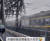 绿皮火车支棱起来了！为何暴雪冻雨天气高铁纷纷瘫痪 绿皮车却没事？