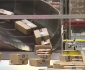 美国取消对中国小额包裹免税政策 美专家算了一笔账：苦了消费者！