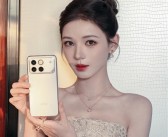 张予曦晒出荣耀WIN 网友：人美 机器也美 ！