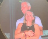 CEO和女高管演唱会亲密互动被投屏 当事人道歉 马斯克回复笑哭了！