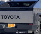 美国特斯拉车主为抗议马斯克：相继把车标换成奔驰、本田、马自达等！