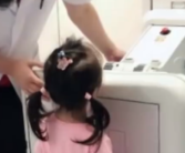 女子带娃拍胸片发现是小孩在操作 卫健局：正在调查！