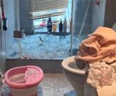 女子洗澡时玻璃门自爆手筋被炸断 专家建议选择优质钢化玻璃！