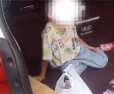 把俩孩子塞进后备箱上高速 交警批评家长不以为意：一个劲儿嗑瓜子！