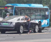 曝知名车评人陈震同学开劳斯莱斯闪灵发生车祸：逆行超速撞飞一白车！