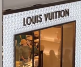 日元贬值 买啥都觉得便宜 日本LV店里都是中国人！