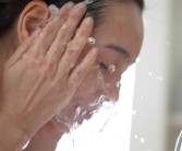 女子以油养肤导致面部疯狂掉皮：确诊为刺激性接触性皮炎早期 ！