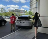 李想带妻子现身常州看苏超 李想穿12号球衣 其妻身材高挑!