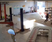 烟花发射后一路追踪人到屋里 网友：太危险了!