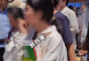中考结束校门口上演小蝌蚪找妈妈 到底啥情况