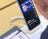 手机店内小孩哥用通缉令上证件号认证游戏 官方提醒：不要效仿 可能会被拘留！