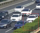 熊孩子发脾气扔出金项链 父母不顾一切在高速上停车寻找！