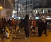 大妈跳广场舞扰民小伙撒冥币驱赶 网友热议！