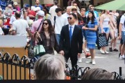网友在马耳他偶遇刘强东夫妇 牵手逛街很恩爱 打扮显眼被认出！