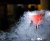 俄罗斯男子遭怂恿后上头 一口喝下液氮鸡尾酒胃瞬间撑爆倒地 ！