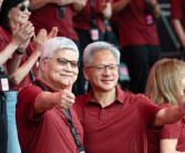 黄仁勋身着红色短袖现身台积电运动会 与魏哲家竖大拇指合影 !