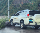 丰田霸道车主用车轮推开挡路巨石 超百万网友点赞！