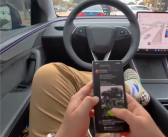 真自动驾驶！车主实测特斯拉FSD V14 全程玩手机没任何提示 ！