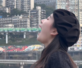 李子坝轻轨上重庆必吃榜 游客排队“吃”轻轨！