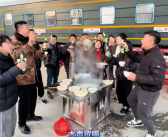 男子开火车卧铺车厢带全家自驾游：一辆车住了十几个人！