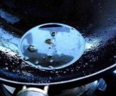 油锅为何不能浇水（为什么不能用水扑灭油锅火）