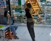男子在药店和街头暴打女子 警方通报男子存在喝酒情况！
