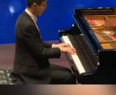 自闭症少年发工资请全家吃饭 家人觉得非常欣慰和开心！
