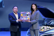 比亚迪第100万汉车主交车！女足最美门将赵丽娜！