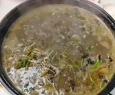 一家人吃自制牛瘪火锅中毒双手变蓝 加入一种不知名蔬菜 ！