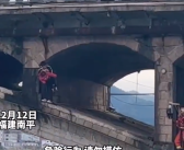 男子和妻子吵架赌气抱女儿欲轻生 最后将女儿放下独自跳河！
