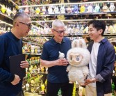 苹果CEO库克现身上海泡泡玛特相关巡展 王宁送给库克惊喜礼物！