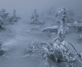 男子独自上山看雪发现“冰封秘境”：越走心越慌!