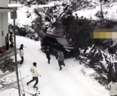 汽车雪地打滑将路人撞下5米高河岸 刹车踩死：官方科普雪天如何安全开车！