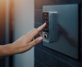 26元深夜上门开锁被收1300元 商家回应 !