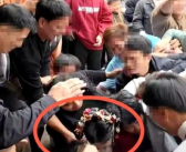 多名男子推倒新娘闹元宵 村委会回应这是村里的习俗！